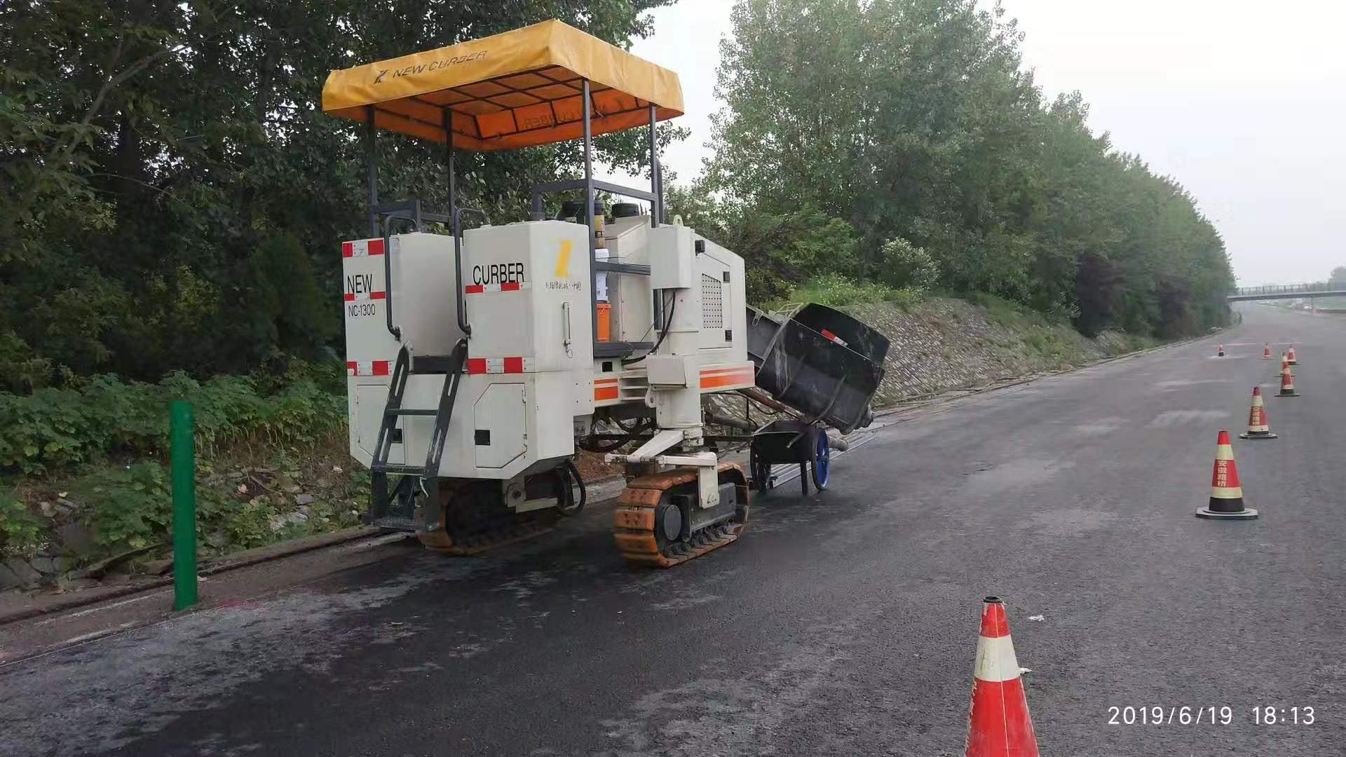 路緣石滑模機技術正在不斷創(chuàng)新，從而提高施工質(zhì)量及效率