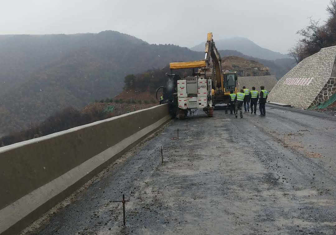 山西晉城G207國道防撞護(hù)欄滑模攤鋪工程.jpg